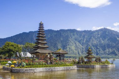 Ulun Danu Beratan Tapınağı Bali, adada en güzel tapınaklardan biri