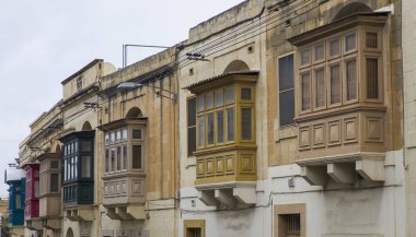 Geleneksel, ahşap balkon ve taş cephe, Gozo, Malta mimarisi için tipik ayrıntıları