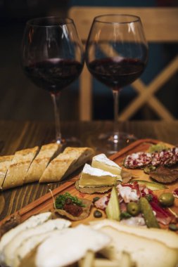 Peynir ve sosis meze olarak ahşap tabakta