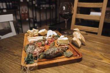 Peynir ve sosis meze olarak ahşap tabakta