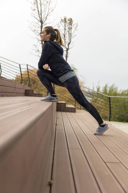 Güzel genç sporcu yapmak streching egzersizleri için bacaklar açık havada