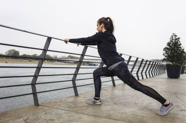 Güzel genç sporcu yapmak streching egzersizleri için bacaklar açık havada