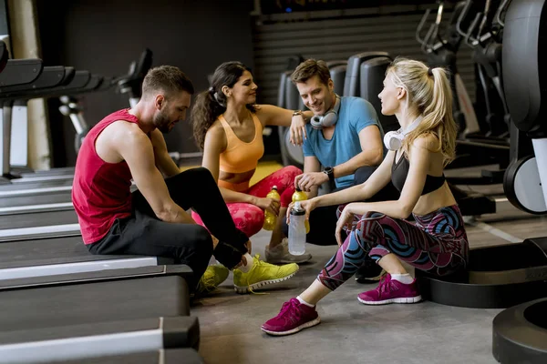 Grupo Jovens Sportswear Falando Rindo Juntos Enquanto Descansam Ginásio Após — Fotografia de Stock