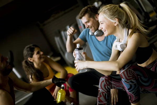 Grupo Jovens Sportswear Falando Rindo Juntos Enquanto Descansam Ginásio Após — Fotografia de Stock