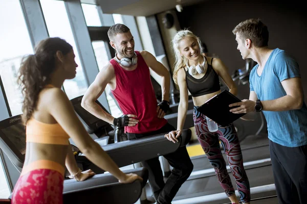 Gruppe Unge Sportstøj Taler Griner Sammen Mens Hviler Gymnastiksalen Efter - Stock-foto