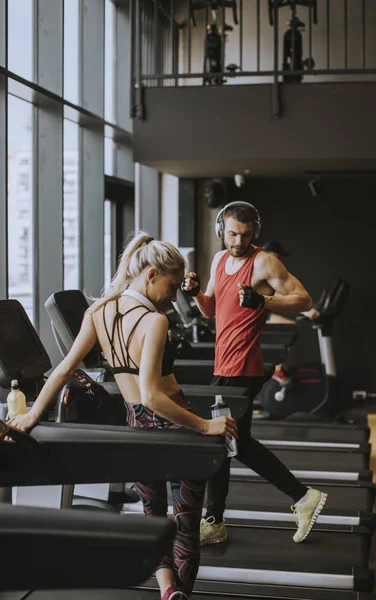 Junge Frau Und Persönlicher Männlicher Trainer Ruhen Sich Nach Dem — Stockfoto