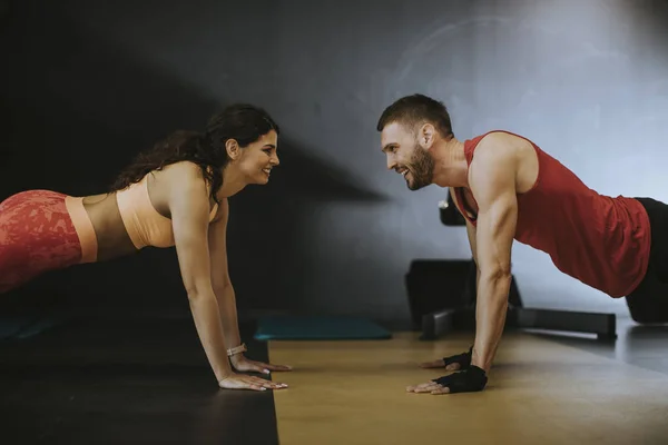 Spor Salonu Içinde Tahta Çekirdek Egzersiz Yapan Uygun Sportif Adam — Stok fotoğraf