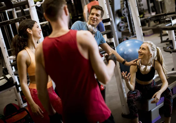 Egzersiz Sonra Spor Salonu Katında Birlikte Otururken Konuşan Gülüyor Genç — Stok fotoğraf
