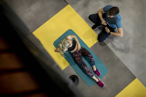 Vista Dall Alto Donna Sportiva Che Esercizi Con Assistenza Del — Foto Stock