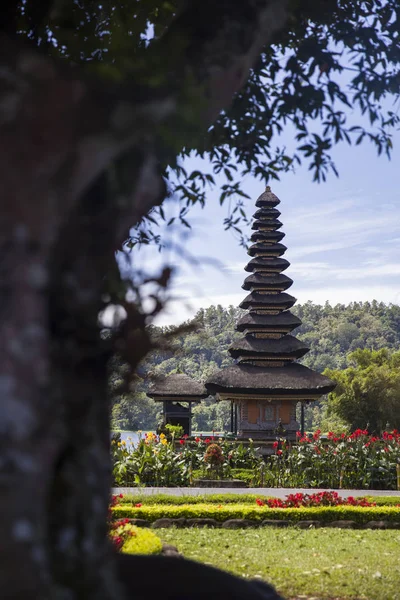 島の最も美しい寺院の1つであるバリのウルン Beratan — ストック写真