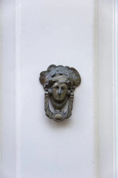 マルタからドアが木製の装飾的なドアのノッカー — ストック写真