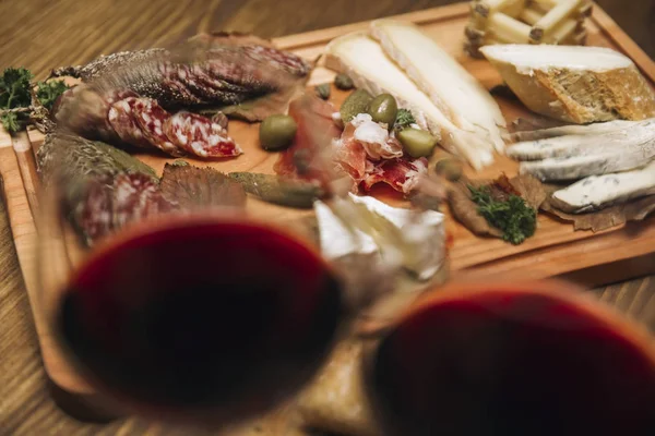 Fromage Saucisses Vin Rouge Comme Apéritif Servi Table Bois — Photo