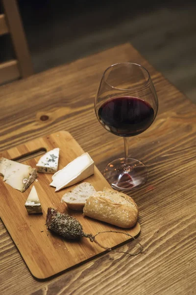 Vinho Tinto Prato Queijo Variado Com Salsicha Mesa Madeira — Fotografia de Stock
