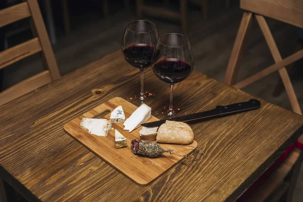 Vino Rosso Piatto Formaggi Assortiti Con Salsiccia Sul Tavolo Legno — Foto Stock