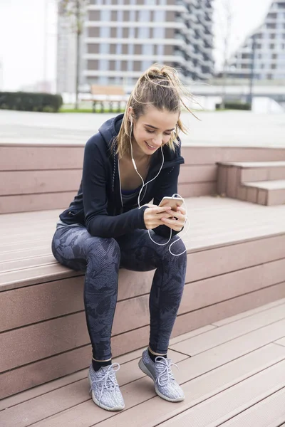 Giovane Donna Sorridente Con Smartphone Cuffie Che Ascolta Musica All — Foto Stock