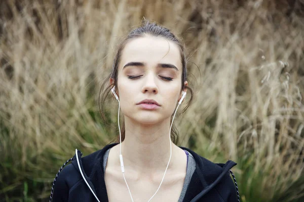 Tânăra Femeie Ascultă Muzică Face Yoga Zen Pozează Iarbă — Fotografie, imagine de stoc