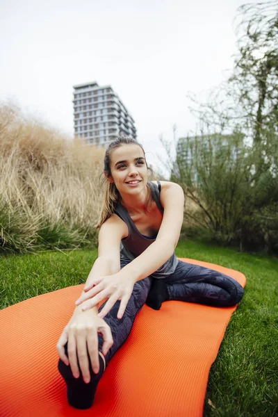 Close Van Sport Streching Benen Van Vrouw Zitten Buiten — Stockfoto