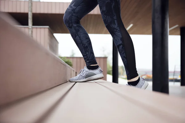 Gesunde Frau Rennt Und Klettert Treppe Hoch — Stockfoto