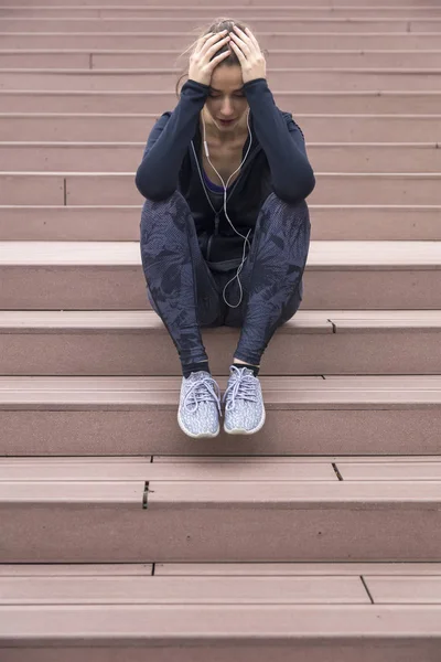 Розроблена Втомлена Спортивна Жінка Сидить Відкритому Повітрі Сходах — стокове фото