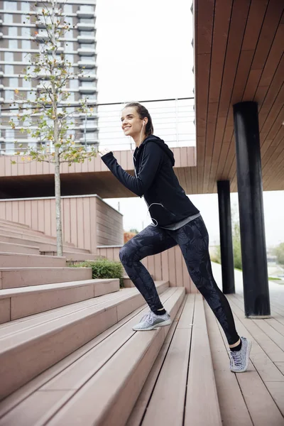 Ajuste mujer joven corriendo en los pasos — Foto de Stock