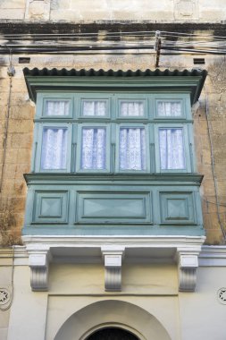 Malta'dan binasında geleneksel balkon penceresi