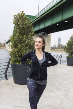 Güzel genç sporcu yapmak streching egzersizleri için bacaklar açık havada