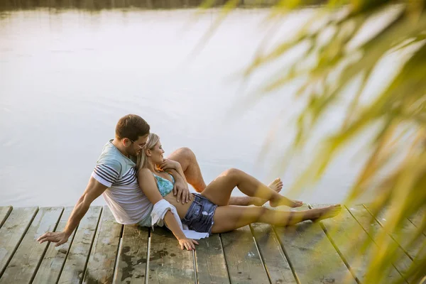Casal Amoroso Sentado Cais Lago Pôr Sol Verão — Fotografia de Stock