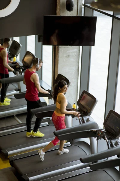 Homem Mulher Fazendo Exercício Cardio Esteiras Clube Fitness — Fotografia de Stock