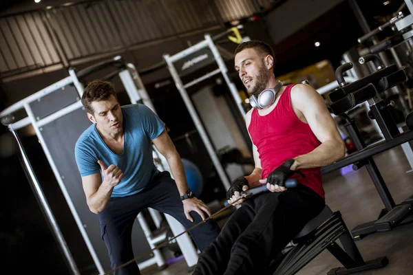 Jeune Homme Avec Entraîneur Faisant Exercice Dans Salle Gym Moderne — Photo