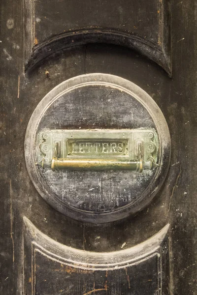 Nahaufnahme Des Alten Runden Briefkastens Der Haustür — Stockfoto