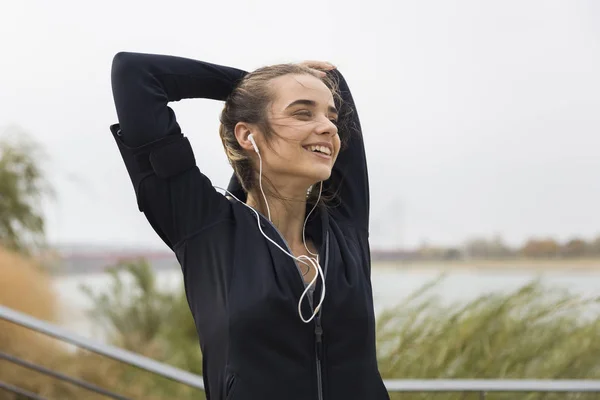 Giovane Atleta Femminile Che Allunga Braccia Mentre Ascolta Musica All — Foto Stock