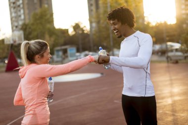 Eğitimden sonra dinlenen çok ırklı genç koşucular