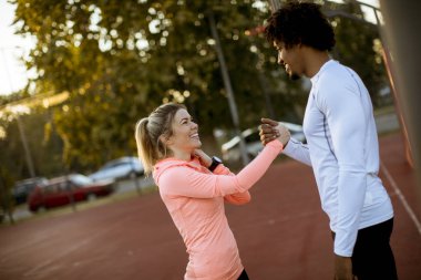 Eğitimden sonra dinlenen çok ırklı genç koşucular