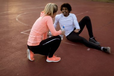 İki koşucu eğitim ve içme suyu sonra dinlenme