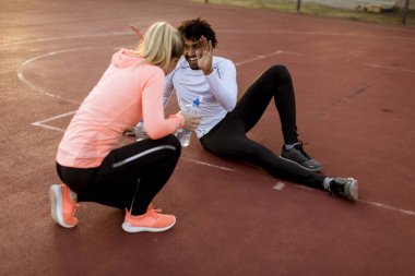 İki koşucu eğitim ve içme suyu sonra dinlenme
