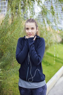 Sportif ve aktif kadın Runner portresi müzik dinliyor