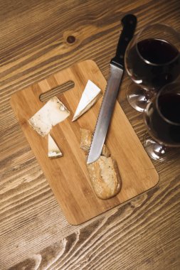 Kırmızı şarap ve çeşitli Peynir tabağı sosisli ahşap tablo