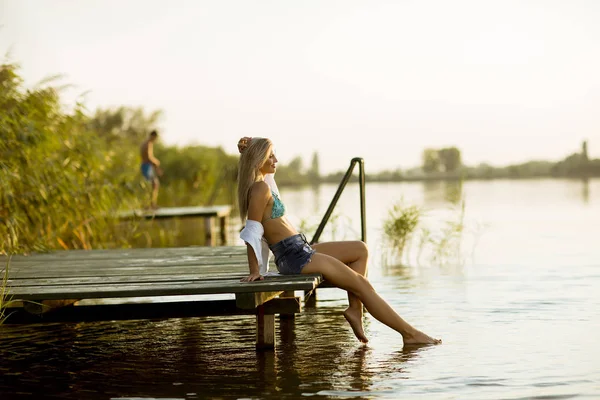 Mujer Joven Sentada Muelle Lago Atardecer — Foto de Stock