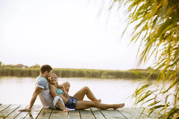 Milující Dvojice Která Letním Soumraku Sedí Molu Jezera — Stock fotografie