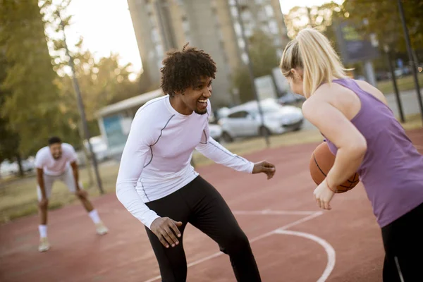 Foto de Grupo De Pessoas Multiétnicas Jogando Basquete Na Quadra e