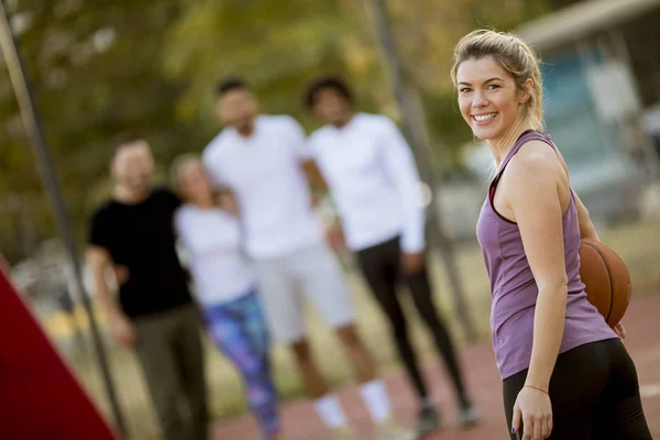 Porträtt Fitness Ung Kvinna Med Basketboll Spela Spel Utomhus Med — Stockfoto