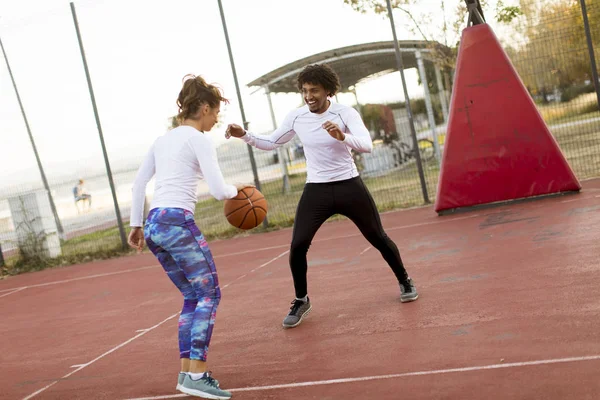 Gruppe Junger Multiethnischer Junger Leute Spielt Basketball Auf Dem Platz — Stockfoto