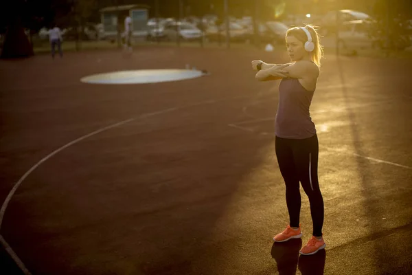 Mince Ajustement Femme Blonde Faire Des Étirements Avant Entraînement Sur — Photo