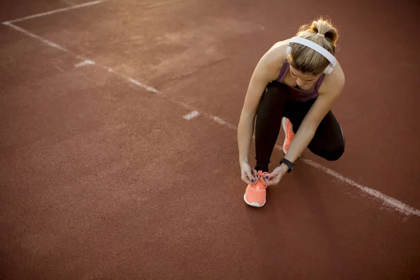 Mooie Jongedame Atleet Met Koptelefoon Luisteren Naar Muziek Koppelverkoop Veters — Stockfoto