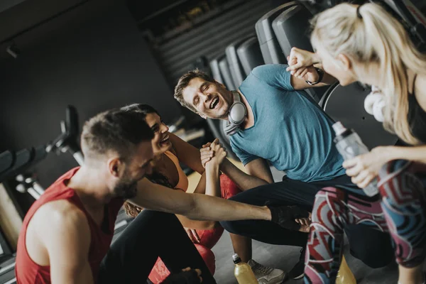 Grupo Jovens Sportswear Falando Rindo Juntos Enquanto Descansam Ginásio Após — Fotografia de Stock