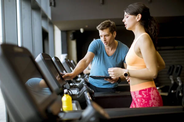 Mujer Joven Con Entrenador Haciendo Ejercicio Cinta Gimnasio —  Fotos de Stock