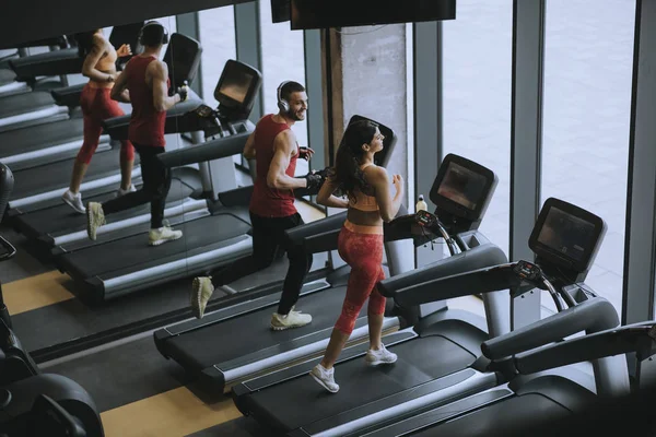 Homem Mulher Fazendo Exercício Cardio Esteiras Clube Fitness — Fotografia de Stock