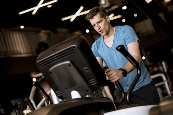 Ung Man Som Tränar Crosstrainer Gym — Stockfoto