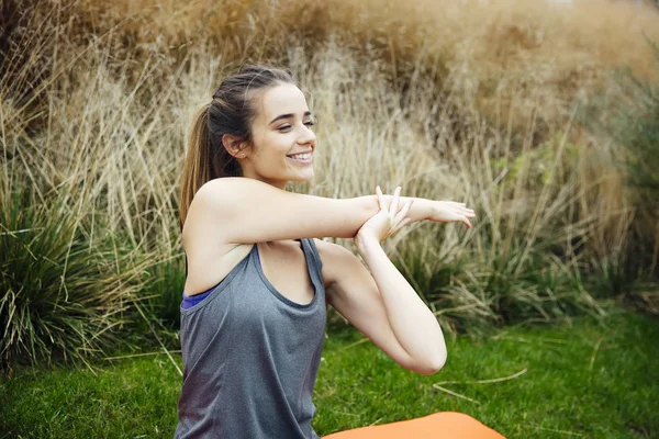 Jonge Vrouw Aan Praktijk Stretching Yoga Mat Outdoor — Stockfoto