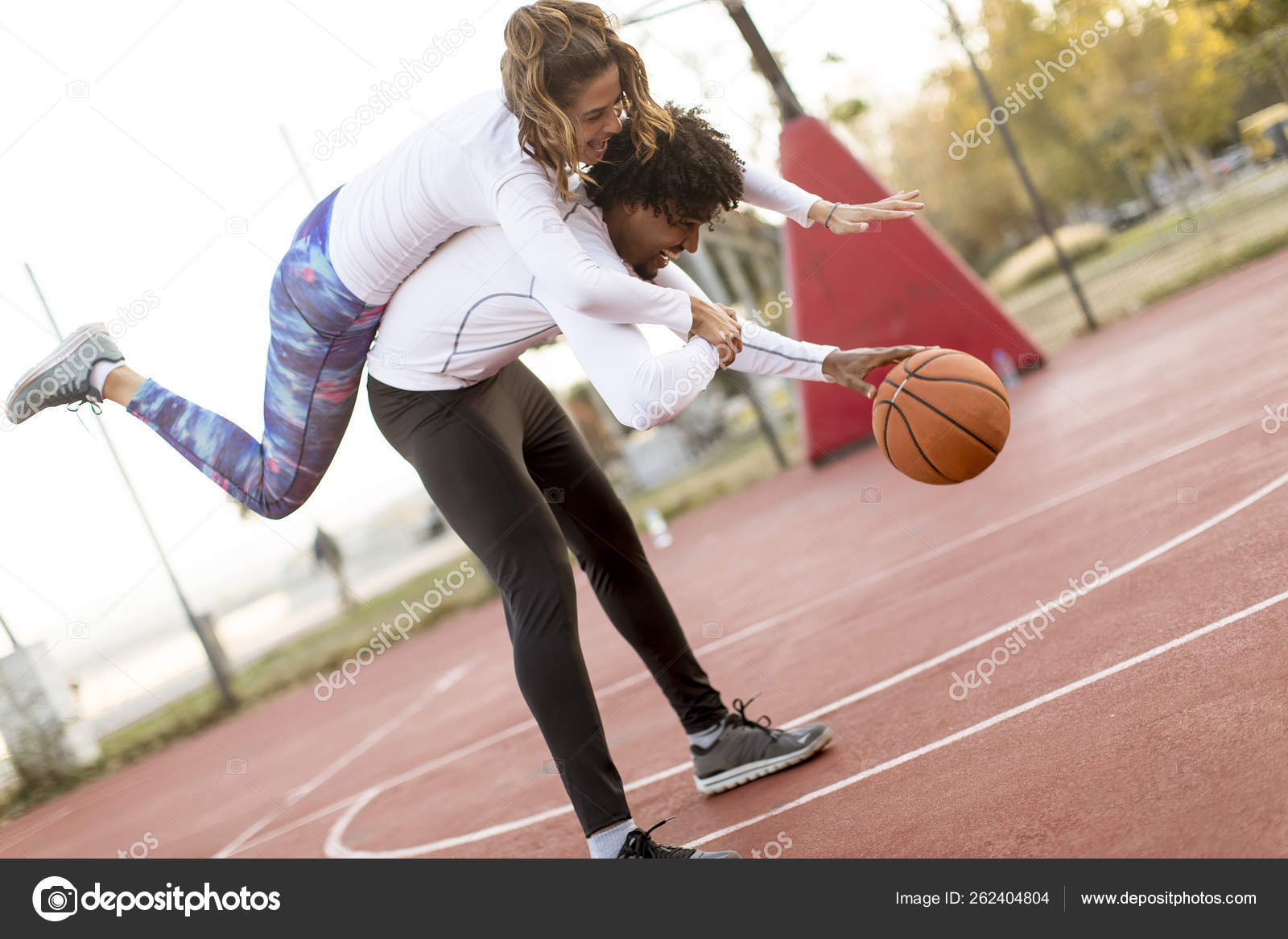 Foto de Grupo De Pessoas Multiétnicas Jogando Basquete Na Quadra e